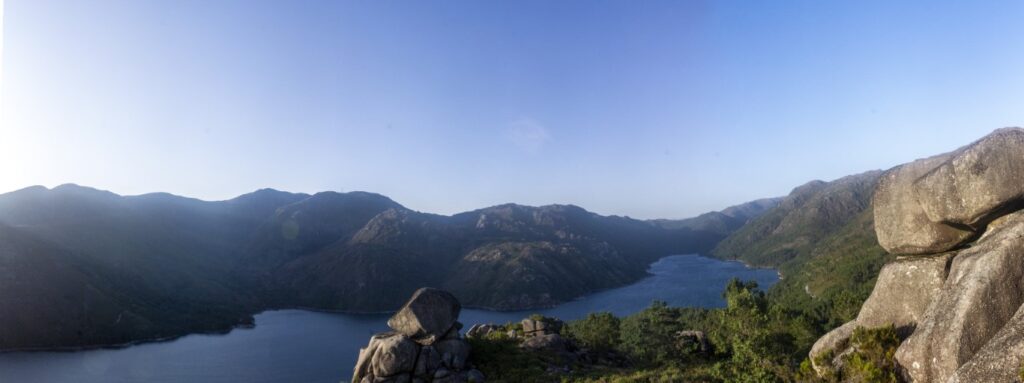 Vista panorâmica do Monte Pinhote onde se localizam as ruínas da Casa do Facho. Autor Luis Borges.