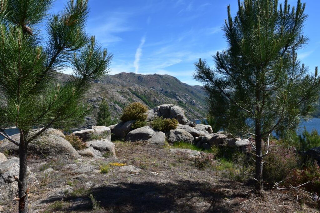 Vista para as ruínas da possível Casa da Guarda